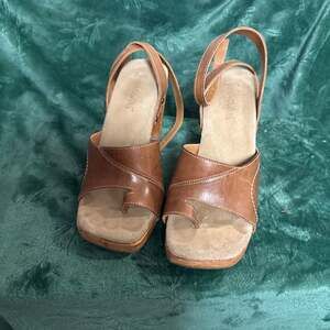 Fioni Women's Tan Patchwork Leather Chunky Wood Platform Ankle Strap Sandals